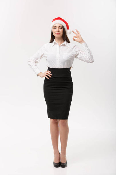 Бізнес-концепція Сучасна кавказька ділова жінка на білому фоні студії дає знак ОК
. - Фото, зображення