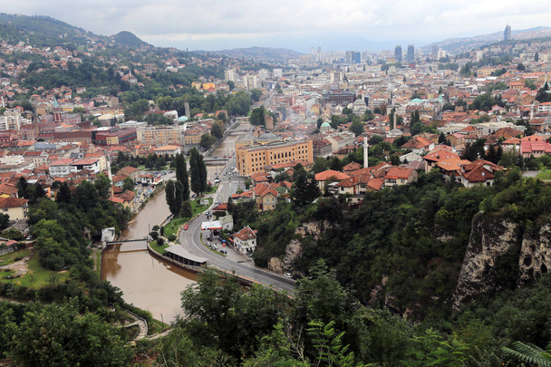 Vista aérea desde el Vraca Memorial Park en la ciudad de Sarajevo, Bosnia y Herzegovina
 - Foto, imagen