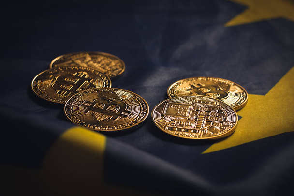 Złote bitcoins na flagi UE - Zdjęcie, obraz