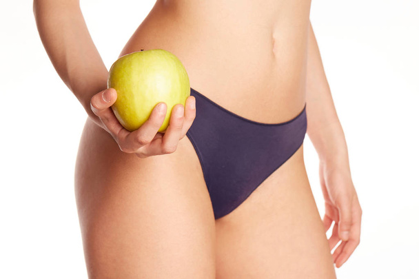 Nahaufnahme des weiblichen Wellness-Körpers mit einem grünen Apfel - Foto, Bild
