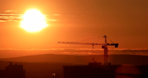 γερανός πύργων στο εργοτάξιο κατά ηλιοβασίλεμα ουρανό. Αικατερινούπολη, Ρωσική Ομοσπονδία. Βίντεο. UltraHD (4Κ) - Πλάνα, βίντεο