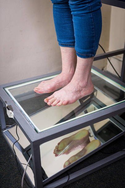 Lépés digitális láb átkutat, ortopédiai láb Scan egyéni készült cipő talpbetét, testtartás, és egyensúly elemzésre. Orvos, beteg - Fotó, kép