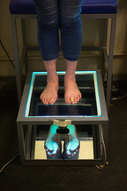 Βήμα ψηφιακή σάρωση πόδι, Orthotics πόδι σάρωση για ανάλυση προσαρμοσμένη έκανε παπουτσιών πέλματα, την στάση και την ισορροπία. Γιατρός, ασθενής - Φωτογραφία, εικόνα
