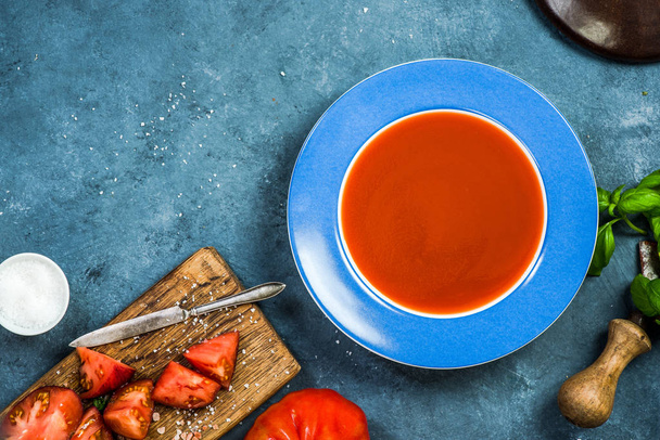 Čerstvé domácí rajskou polévku podávat - Fotografie, Obrázek
