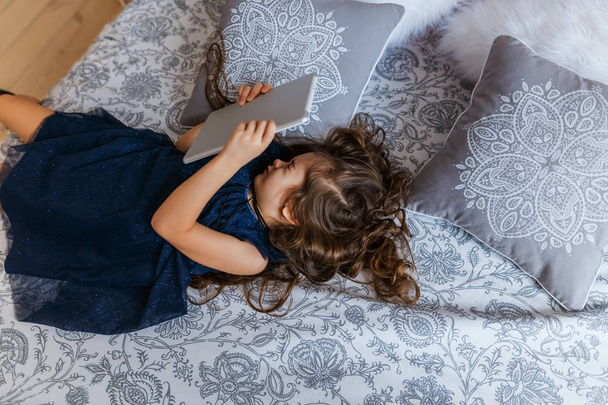 Unhappy little girl with digital tablet - Photo, Image