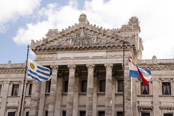 Bâtiment législatif de style néoclassique à Montevideo
 - Photo, image
