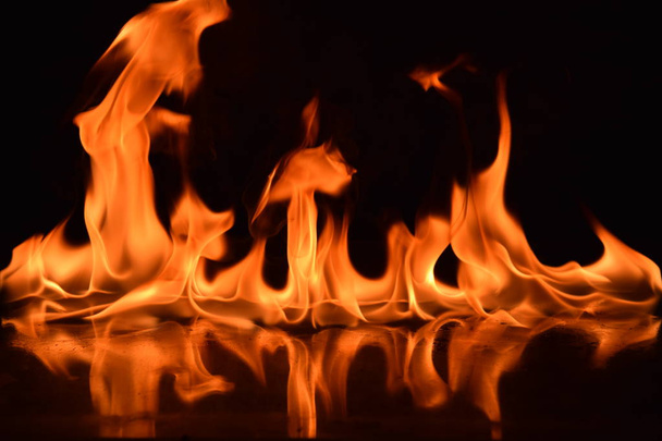 Αφηρημένη φωτιά φλόγες που απομονώνονται σε μαύρο φόντο - Φωτογραφία, εικόνα