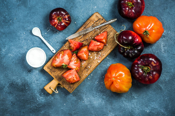 Ingredientes para hacer ensalada de tomates frescos y saludables
 - Foto, Imagen