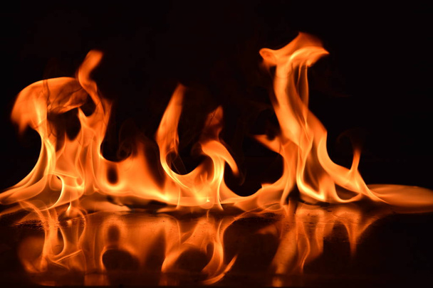 abstrakte Feuer Flammen isoliert auf schwarzem Hintergrund - Foto, Bild