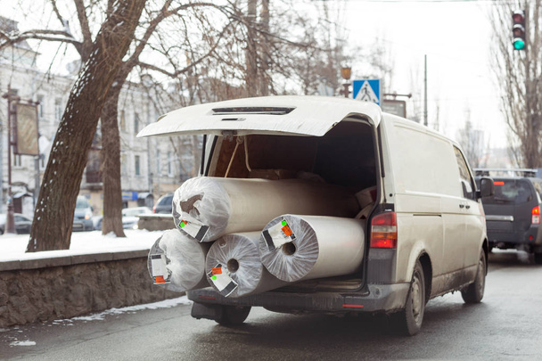 オープン トランクのカーペット配達用バン。大きなかさばる貨物輸送。カーペットのクリーニングと配信の概念 - 写真・画像