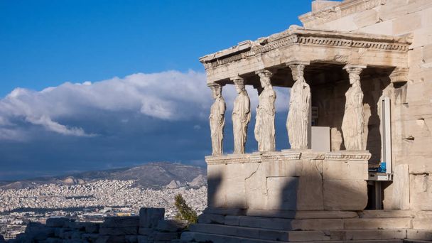 O pórtico dos cariátides em O Erechtheion um temple grego antigo no lado norte do acropolis de Atenas, Attica, Greece
 - Foto, Imagem