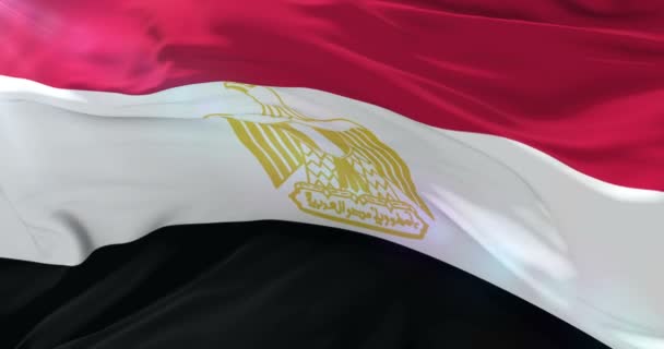 Vlajka Egypta mával na vítr s modrou oblohou v pomalé, smyčka - Záběry, video