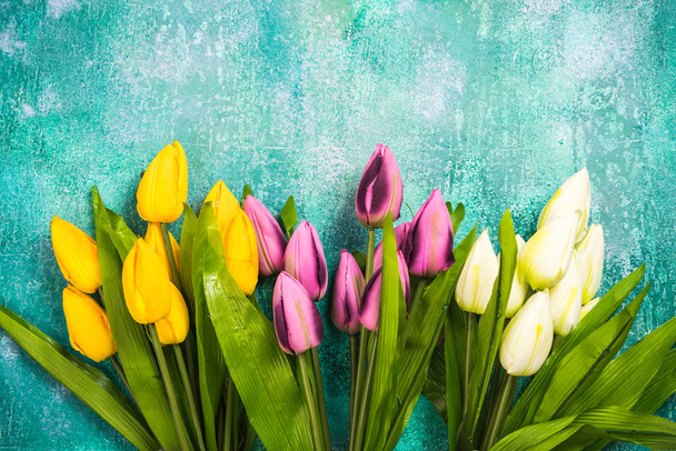 Des tulipes vibrantes sur fond béton, modèle de carte
 - Photo, image