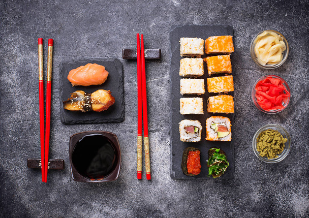 Sushi e roll set na mesa preta
 - Foto, Imagem