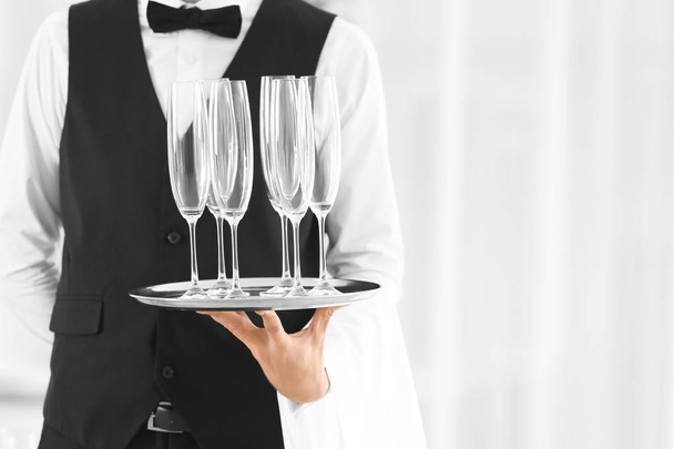 Serveur plateau de maintien avec des verres vides au restaurant
 - Photo, image