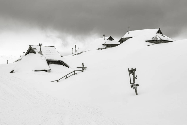 Tradycyjne domki na Velika planina zimą, Słowenia - Zdjęcie, obraz