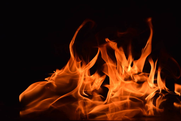 Abstracte brand vlammen geïsoleerd op zwarte achtergrond - Foto, afbeelding