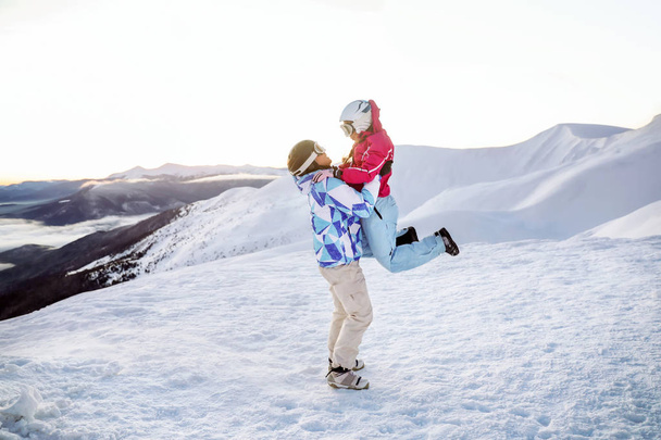 Happy couple on snowy peak at ski resort - Foto, immagini