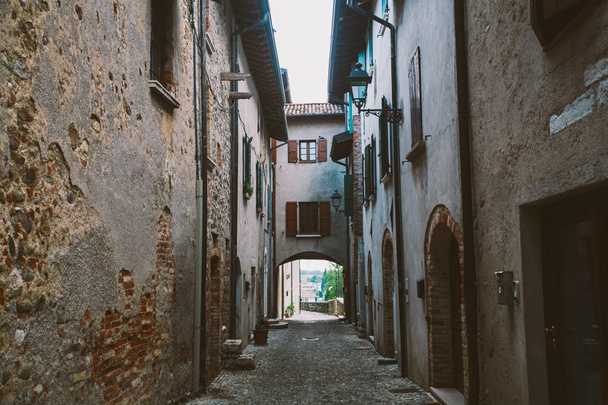 Velho beco estreito na aldeia toscana - antiga pista italiana em Montalcino, Toscana, Itália
 - Foto, Imagem