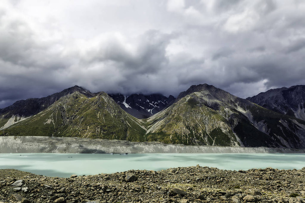 Beautiful turqouise Tasman Glacier Lake and Rocky Mountains in the clouds, Mount Cook National Park, South Island, New Zealand - Foto, immagini