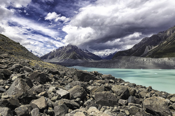 Beautiful turqouise Tasman Glacier Lake and Rocky Mountains of the Mount Cook National Park, South Island, New Zealand  - Foto, imagen