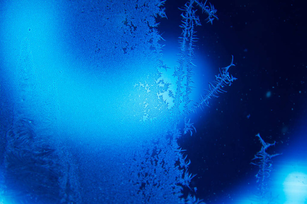Крупним планом фото морозного синього освітленого вікна
. - Фото, зображення