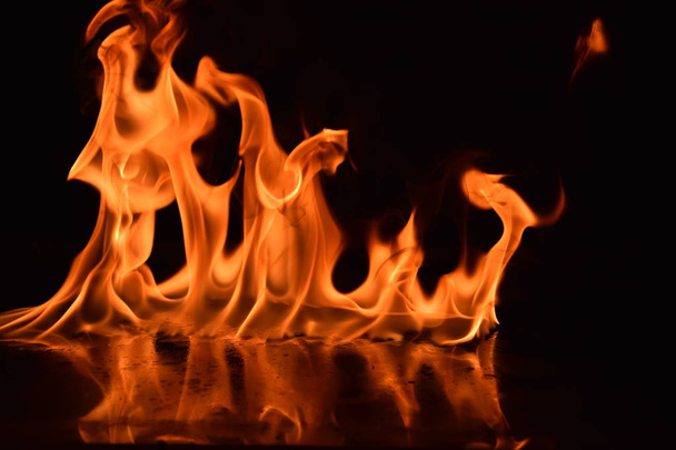 Abstrato Chamas de fogo isoladas sobre fundo preto
 - Foto, Imagem