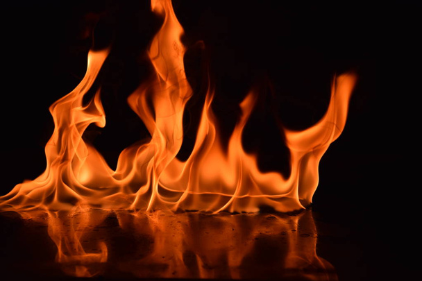 Анотація Вогняне полум'я ізольовано на чорному тлі
 - Фото, зображення