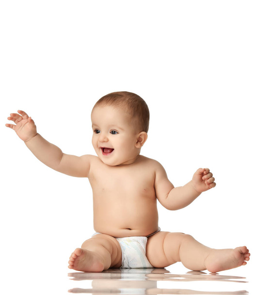 8 ay bebek çocuk bebek çocuk çocuk toddler bebek bezi düşünme mutlu beyaz izole gülüyor içinde oturan - Fotoğraf, Görsel