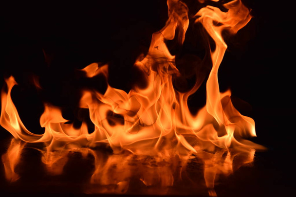 abstrakte Feuer Flammen isoliert auf schwarzem Hintergrund - Foto, Bild
