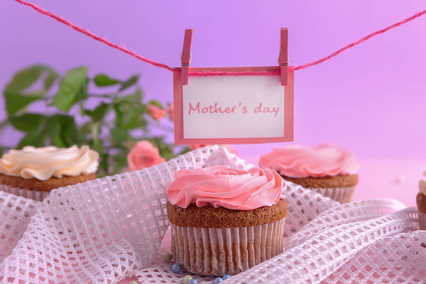 Νόστιμο cupcake στο τραπέζι. Γιορτή της μητέρας - Φωτογραφία, εικόνα