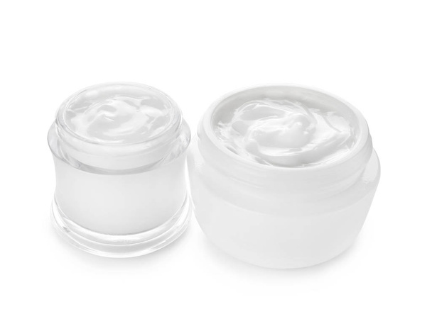 Frascos de crema hidratante sobre fondo blanco
 - Foto, imagen