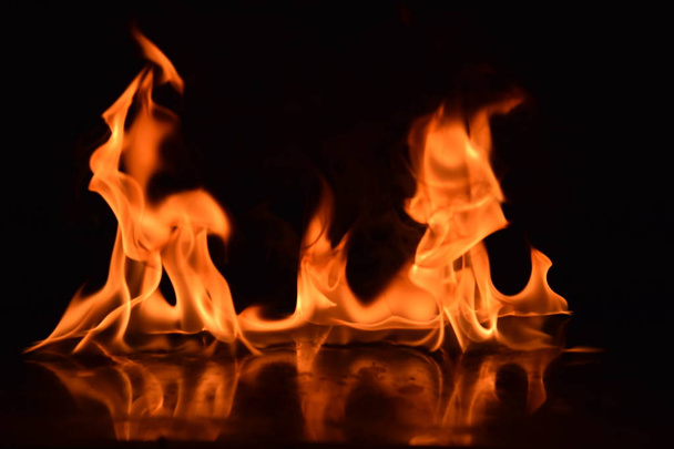 Abstraktní ohněm izolované na černém pozadí - Fotografie, Obrázek