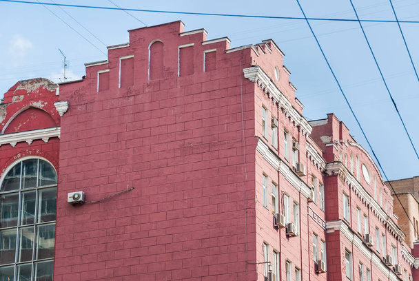 Fragmento del edificio de oficinas administrativas en la calle Bolshaya Andronievskaya en Moscú. El edificio fue construido en 1915
 - Foto, imagen