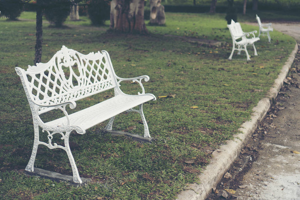 Bahçe Beyaz sandalye - Fotoğraf, Görsel