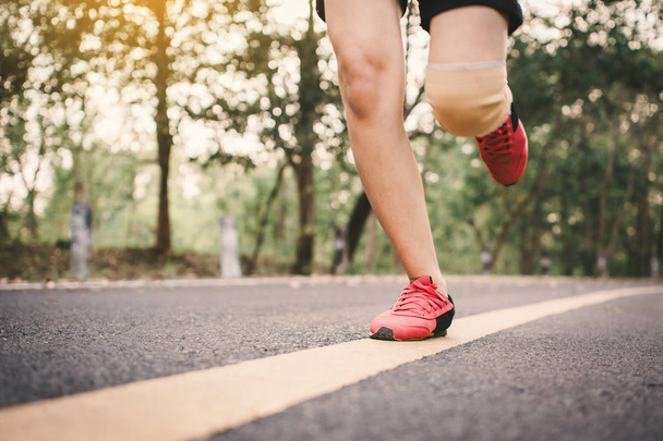 Πόδια γυναίκα τρέχει στο δρόμο για την υγεία, το χρώμα του vintage τόνο επιλεκτική και απαλή εστίαση - Φωτογραφία, εικόνα