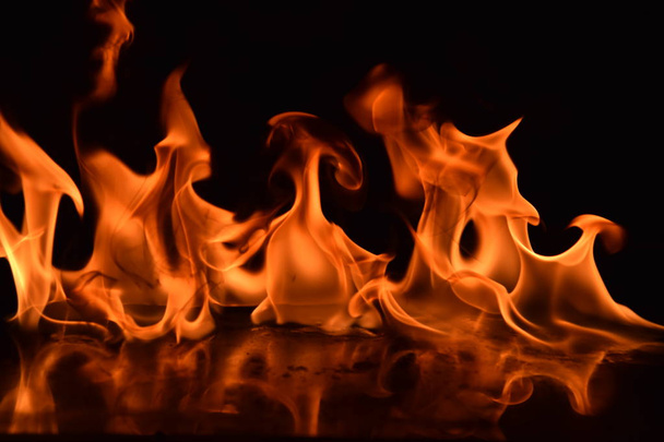 Abstraktní ohněm izolované na černém pozadí - Fotografie, Obrázek