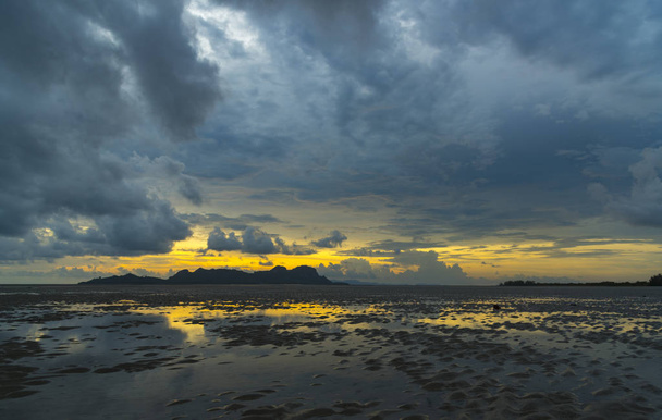 gün batımı ile tropikal plaj manzara - Fotoğraf, Görsel