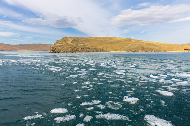 Baikalsee im Frühling. Blick von den Küstenfelsen auf die Eisdrift im kleinen Meer - Foto, Bild