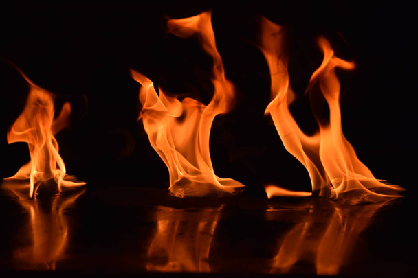 Absztrakt tűz láng elszigetelt fekete háttér - Fotó, kép