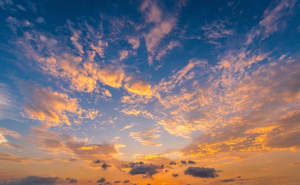 Tatlı alacakaranlık günbatımı gökyüzü güneş ışığı dokunmadan bulut ile - Fotoğraf, Görsel