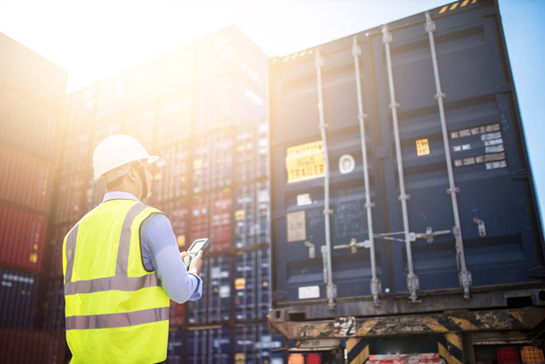 Foreman control loading Kontenery box to truck for Logistic Import Export Background, Koncepcja logistyczna biznesu, Import i eksport koncepcji. - Zdjęcie, obraz