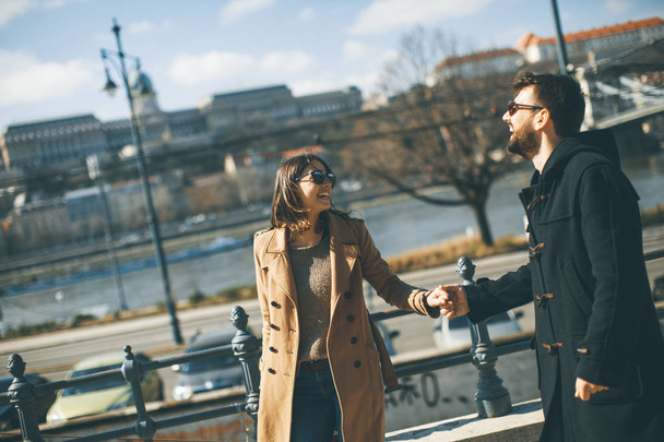 Ходити з досить люблячий пару щасливо ходьба і тримаючись за руки в Будапешті, Угорщина - Фото, зображення