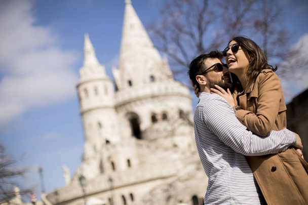 Couple amoureux étreint dans le quartier historique de Budapest, Hongrie
 - Photo, image
