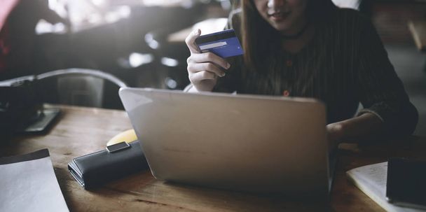 junge Frau mit Kreditkarte und Laptop - Foto, Bild