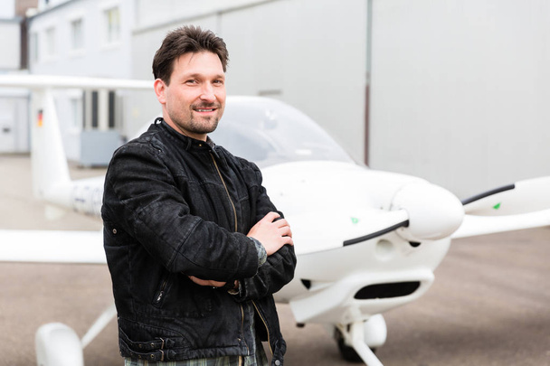 Sportovní pilotní stojící před jeho letadlo - Fotografie, Obrázek