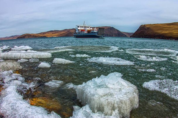 Spring melting ice of Lake Baikal, ferry crossing Olkhon gate - Zdjęcie, obraz