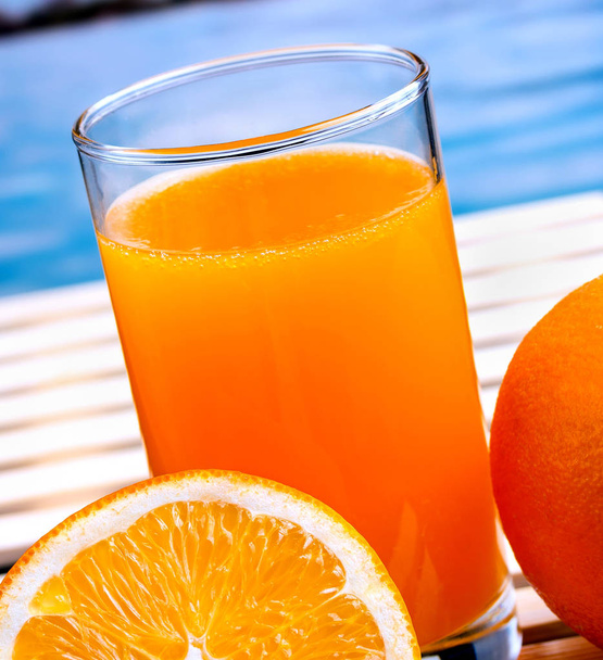 Jugo de naranja saludable representa fruta tropical y orgánica
  - Foto, imagen