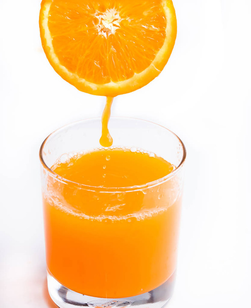 Pomerančová šťáva zdravé ukazuje, citrusové plody a nápoje - Fotografie, Obrázek