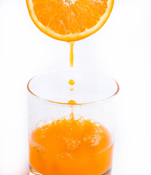 Υγιεινό χυμό πορτοκαλιού δηλώνει αναψυκτικά ώριμα και διψασμένος   - Φωτογραφία, εικόνα